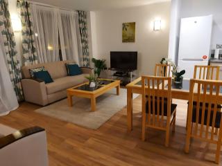 Large 2 Bed, 2 Bath, Free Parking & WiFi - 1