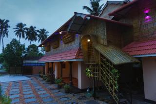 CANALVIEW PRIVATE COTTAGE Azhikkal Ayiram Thengu - Panmana - 9