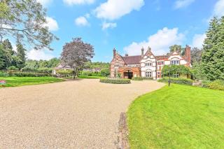 Exquisite Manor House in Surrey Hills - 2