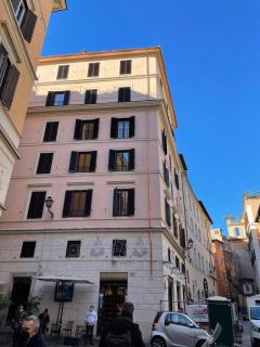 QUEENAVONA - Roma - 2
