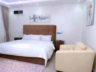 Luxury House - Sleeps 8 & Free Parking - 1