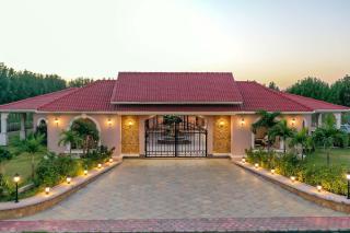 Desert Palms by StayVista in Kutch, nestled in orchards, features a swimming pool and a scenic balcony for a serene getaway - Shinaya - 6