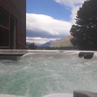Hot Tub and Views over Central Queenstown - Entire Holiday House - Queenstown - 3