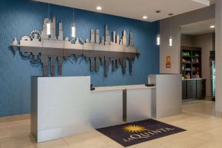 La Quinta Inn & Suites by Wyndham Shorewood - Shorewood - 8