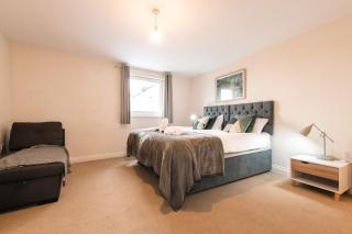 BEST PRICE! - HUGE 3 Bed 2 Bath City Centre Top Floor Apartment, Up to 10 guests - FREE SECURE PARKING - SMART TV - SINGLES OR KING SIZE BEDS - 4