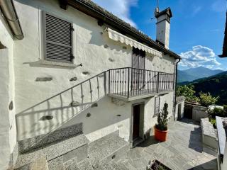 Casa indipendente con camino e mansarda. - Re - 8