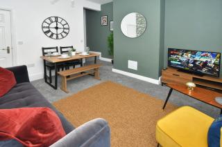 Parotia House by YourStays - 3 Bedroom House in Stoke-on-Trent - 5