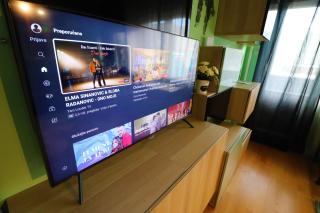 Naomi app,Netflix,between bus and train station - 1