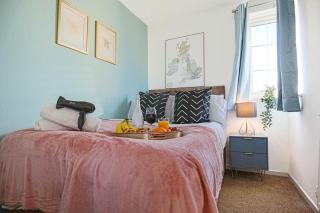Petworth House - Central Milton Keynes - Smart TVs, Pool Table, Garden and Free Parking by Yoko Property - 2