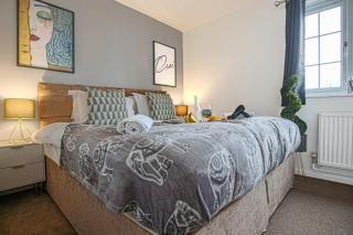 Petworth House - Central Milton Keynes - Smart TVs, Pool Table, Garden and Free Parking by Yoko Property - 4