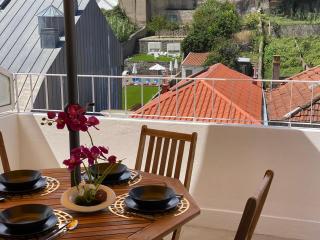 Apartamento com patio na rua principal da cidade - Porto - 0