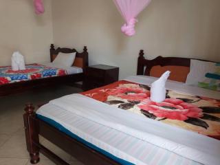 Famko Hotel - Sleeps 24 - Parking - Garden - 1