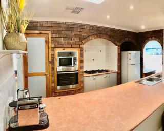 Beach House Opposite Ocean 4 Bed 2 Bathroom with pool - Geraldton - 2