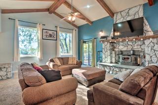 Yosemite Home with Deck Less Than 4 Mi to Bass Lake! - Oakhurst - 0