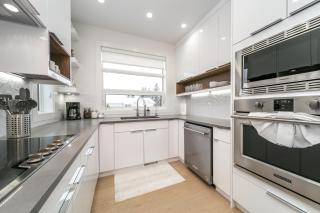 Bright Modern Home - King Bed - Free Parking - Fireplace - Fast Wi-Fi - Free Netflix - 4