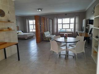 Spacious Poppy Studio in Zeekoeivlei, Cape Town - Lotus River - 0