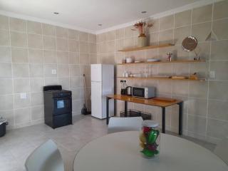 Spacious Poppy Studio in Zeekoeivlei, Cape Town - Lotus River - 9