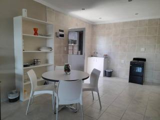 Spacious Poppy Studio in Zeekoeivlei, Cape Town - Lotus River - 8