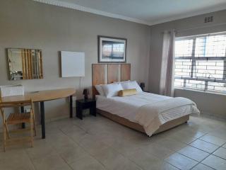 Spacious Poppy Studio in Zeekoeivlei, Cape Town - Lotus River - 7