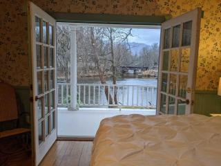 Southern Charm Riverside home - Bryson City - 3
