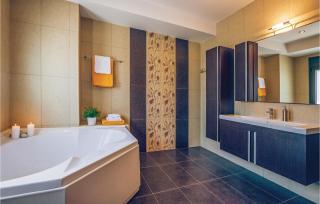 6 Bedroom Lovely Home In Lasithi, Crete - Mílatos - 5