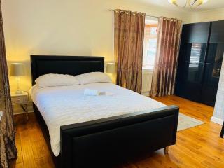 ASHMINA HOLIDAY LET with Free onsite Parking for SMALL VANS and cars only - Milton Keynes - 8