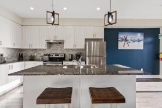 Modern home with a pool sauna pooltable & mountain view - Collingwood - 9