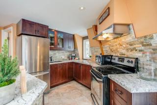 The Beehive w Hot Tub Sauna & Fireplace - 9