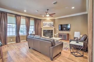Spacious Home w/ Patio: 5 Mi to Memorial Park - 6