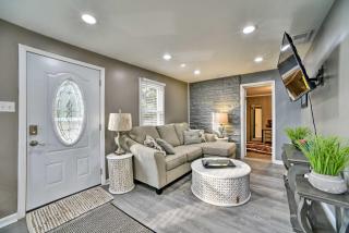 Completely Renovated Escape about 1 Mile to Downtown! - Farmington - 0