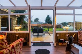 Hot Tub Pet Friendly Luxury Cosy Cottage, Near Withernsea and Patrington - Welwick - 4