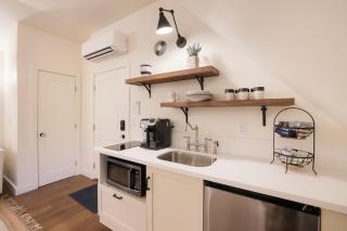 New Tudor Cottage one block from Chico State and downtown with private garage - Chico - 6