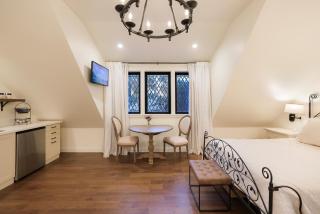 New Tudor Cottage one block from Chico State and downtown with private garage - Chico - 9