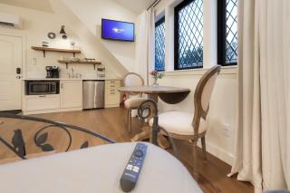 New Tudor Cottage one block from Chico State and downtown with private garage - 4