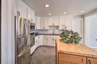 Grand Tulsa Getaway with Private Pond, Dock and Deck - Tulsa - 1