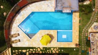 Belíssima Casa com extensa área externa - piscina, sauna, churrasqueira e campo de futebol - com 5 suítes e a 500 metros da Rua das Pedras - 4