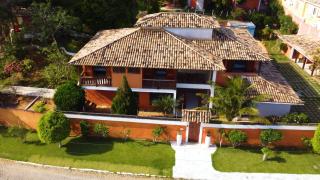 Belíssima Casa com extensa área externa - piscina, sauna, churrasqueira e campo de futebol - com 5 suítes e a 500 metros da Rua das Pedras - 9