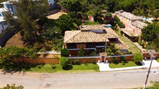 Belíssima Casa com extensa área externa - piscina, sauna, churrasqueira e campo de futebol - com 5 suítes e a 500 metros da Rua das Pedras - 5