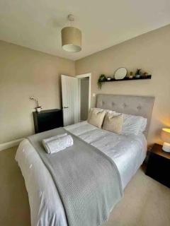 Modern Cottage Style House with Log Burner - 1