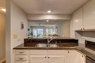 King Two Double Beds Fold Out Couch Sleeps 8 People Bikes & Beach Gear included Free Beach Parking - 1