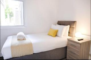 4 Bed House - Sleeps 11 - Pets - Parking - Wifi - 2