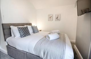 4 Bed House - Sleeps 11 - Pets - Parking - Wifi - 4