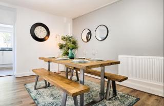 4 Bed House - Sleeps 11 - Pets - Parking - Wifi - 5