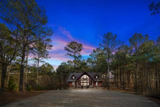 Iron Horse Lodge sleeps 18, Games, Fire Pit, Hot Tub, EV, more - Broken Bow - 0