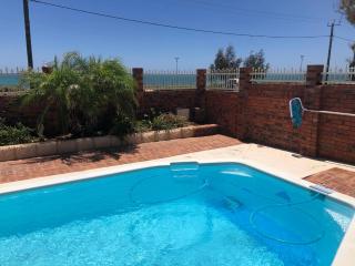 Beach House Opposite Ocean 4 Bed 2 Bathroom with pool - Geraldton - 7