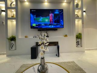 Morak Homes - Luxury 4 bed home with PS5, 24hrs electricity, Super fast Wifi, Snooker, Games room - in a secured estate - 3