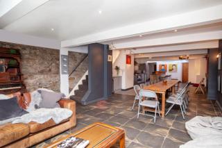 Quirky Cardiff Bay Hen House Sleeps 14-16 - 8