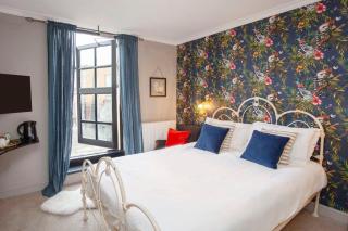 Quirky Cardiff Bay Hen House Sleeps 14-16 - 3