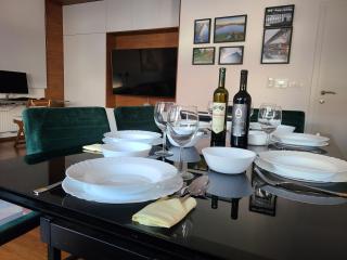 Modern 4-Star luxury apt - WFH Ready, Free Parking - 8