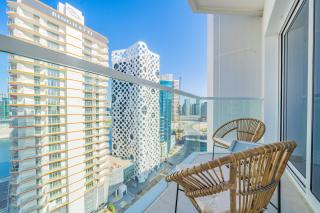 Stylish Waterfront Apartment With Views on Canal - Dubai - 8